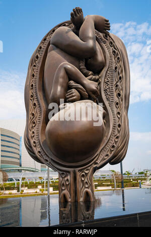 Nuove sculture che mostra fasi di parto in utero a Sidra ospedale di Damien Hirst a Doha, in Qatar Foto Stock