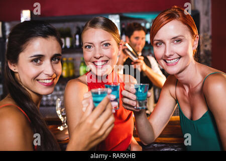 Amici di sesso femminile godendo di tequila nel night club Foto Stock