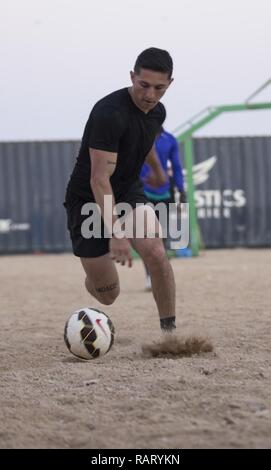 DUQM, Oman (feb. 6, 2017) DEGLI STATI UNITI Lancia Marine Cpl. Dominic Milano-Jones, un fante con il raid marittimo vigore, undicesimo Marine Expeditionary Unit, riproduce in un gioco di calcio durante una visita porta a Duqm, Oman, Feb. 6. I marines e marinai ha giocato a calcio, pallavolo e basket durante la loro visita porta, dare il servizio ai membri la possibilità di prendere le loro menti fuori lavoro e relax per un paio di giorni. Foto Stock