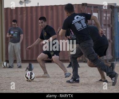 DUQM, Oman (feb. 6, 2017) DEGLI STATI UNITI Marine Cpl. Jamie Jaramillo (sinistra), una ricognizione Marine con il raid marittimo vigore, undicesimo Marine Expeditionary Unit, gioca a calcio con Marines e marinai durante una visita porta a Duqm, Oman, 6 feb. Durante la visita di porta, Marines e marinai sport giocato, rilassato e goduto di cibi locali. Foto Stock