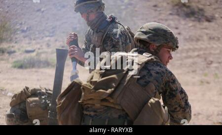 Un U.S. Marine Corps mortaio team con il primo battaglione, quinto reggimento Marine attaccato al XV Marine Expeditionary Unit, carichi e incendi a 81 millimetro mortaio round durante un incendio il supporto esercizio di coordinamento (FSC-EX) Marine Air Ground Task Force Training Center ventinove Palms, California, 8 marzo 2017. FSC-EX è parte del XV MEU realistiche della formazione urbana, che è il MEU finale di terra-based training esercizio prima che il primo a-periodo di mare con l'America anfibio gruppo pronto. I marines del XV MEU subiscono una serie di corsi di formazione avanzata di esercizi per assicurarsi che tutti gli elementi del XV Foto Stock