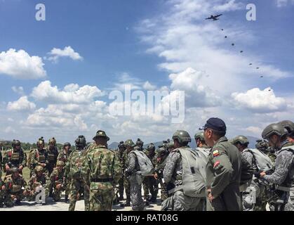 Un Wyoming Air National Guard C-130 Hercules, gocce d'aria delle forze speciali da parte degli Stati Uniti Esercito colombiano, Esercito, Marina ed Aeronautica Militare durante uno scenario di addestramento a Bogotà, Columbia. La 571st Mobility Support squadrone consultivo, al fianco di aviatori di altri cinque squadrons trascorso tre settimane di formazione le Forze Colombiane in aria, le operazioni di evacuazione di medicina aeronautica, elica di equilibrio, zodiac rigging and medical intelligence corsi. Foto Stock