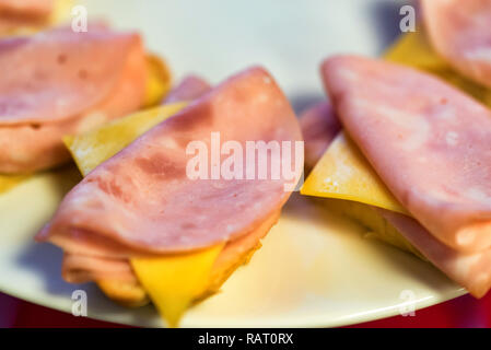 Close up panini con prosciutto e formaggio sulla piastra bianca Foto Stock