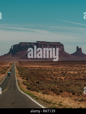 Pietra arenaria rossa torreggianti buttes noto come Monument Valley in Arizona/confine dello Utah Foto Stock