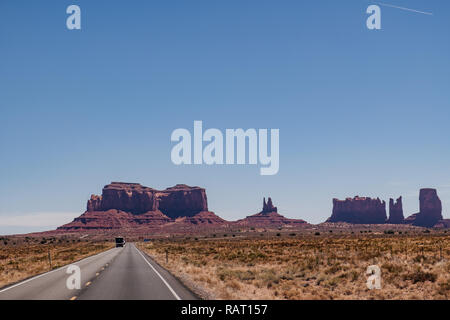 Pietra arenaria rossa torreggianti buttes noto come Monument Valley in Arizona/confine dello Utah Foto Stock