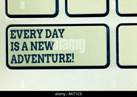 La grafia la scrittura di testo ogni giorno è una nuova avventura. Concetto significato iniziare le vostre giornate con il positivismo motivazione chiave di tastiera intenzione di creare com Foto Stock