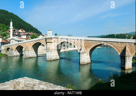 Ottomano storico ponte sul fiume Neretva, Konjic, Bosnia Erzegovina Foto Stock