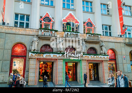 Hamleys di Praga è il più grande negozio di giocattoli a Praga, tutti in modo il più grande negozio di giocattoli in Europa centrale. Foto Stock