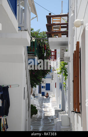 Case tipiche in una stretta strada a Mykonos, Grecia. Foto Stock