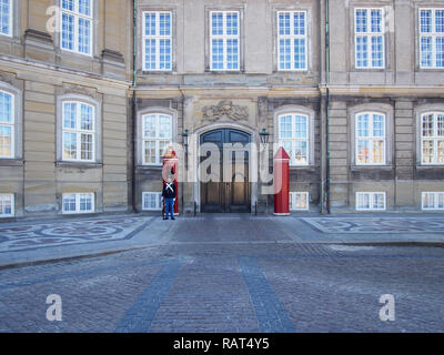 COPENHAGEN, Danimarca-aprile 11, 2016: Royal soldato di guardia presso il Palazzo di Amalienborg Square Foto Stock
