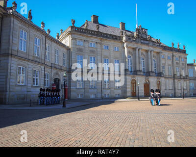 COPENHAGEN, Danimarca-aprile 11, 2016: Royal Guard presso il Palazzo di Amalienborg Square Foto Stock