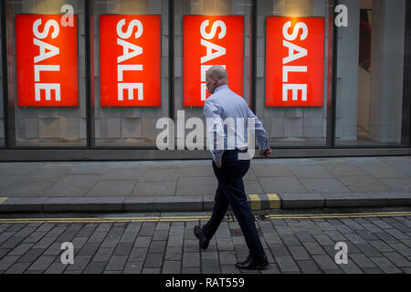 Gli amanti dello shopping a piedi passato Natale segni di vendita al di fuori dell'H&M il ramo di H&M nella città di Londra, capitale del distretto finanziario, il 19 dicembre 2018, a Londra REGNO UNITO. Foto Stock