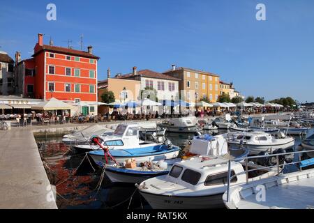 Rovigno, Croazia - 19 giugno: la gente visita la città vecchia marina il 19 giugno 2011 a Rovigno Croazia. Nel 2011 11,2 milioni di turisti hanno visitato la Croazia, più o Foto Stock