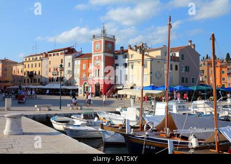 Rovigno, Croazia - 19 giugno: la gente visita la città vecchia marina il 19 giugno 2011 a Rovigno Croazia. Nel 2011 11,2 milioni di turisti hanno visitato la Croazia, più o Foto Stock