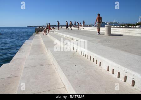 ZADAR, Croazia - 22 giugno: visitare la gente famosa organo marino il 22 giugno 2011 a Zadar, Croazia. L'organo di mare ha vinto il premio europeo dello Spazio Pubblico Urbano aw Foto Stock