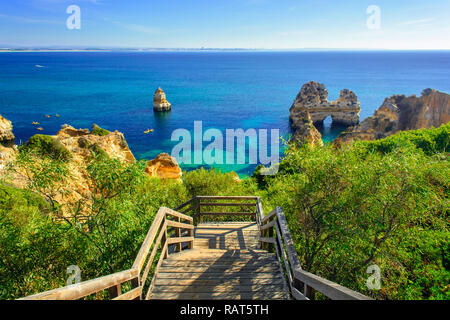 Passerella in legno per una spiaggia segreta vicino a Lagos il Ponta da Piedade. regione di Algarve, PORTOGALLO Foto Stock