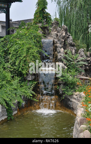 Una piccola cascata in un cortile in Pingyao, Shanxi, Cina Foto Stock