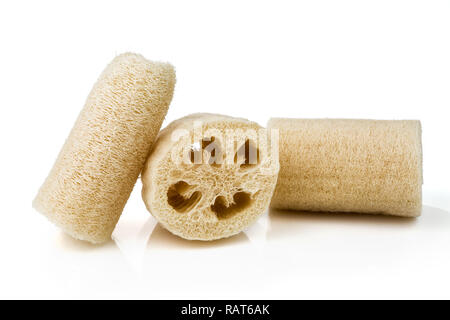 Spugne di Loofah isolati su sfondo bianco Foto Stock