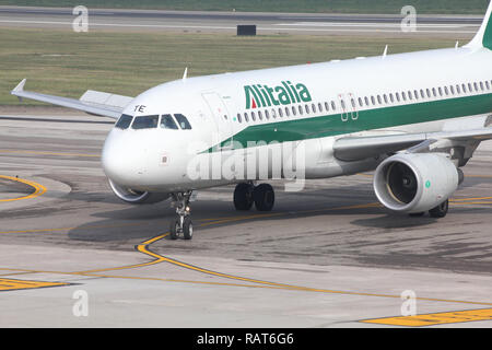 BOLOGNA - 16 ottobre: Airbus A320 di Alitalia su 16 Ottobre 2010 all'Aeroporto Internazionale di Bologna. Alitalia è una nuova compagnia fondata nel 2008 dopo ba Foto Stock