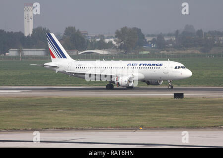 BOLOGNA - 16 ottobre: Airbus 320 di Air France su 16 Ottobre 2010 all'Aeroporto Internazionale di Bologna. Il Nov 8, 2010 è stato annunciato che AF tra 12 Foto Stock