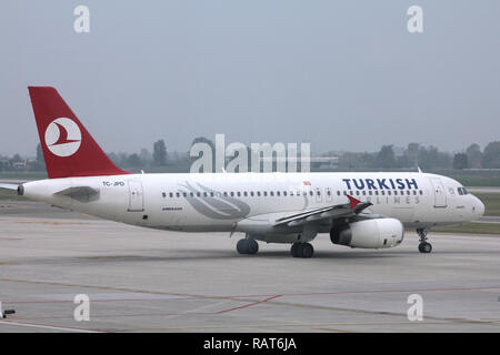 BOLOGNA - 16 ottobre: Airbus A320 della Turkish Airlines su 16 Ottobre 2010 all'Aeroporto Internazionale di Bologna. Il 8 marzo 2011 Bagno turco ha piazzato un ordine f Foto Stock