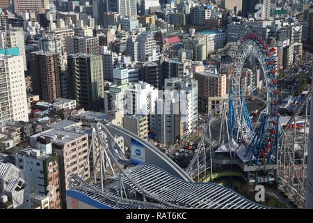 TOKYO, Giappone - 12 Aprile 2012: vista aerea di Tokyo Dome City parco divertimenti. Tokyo è la capitale del Giappone e la più popolosa metropolitan ar Foto Stock