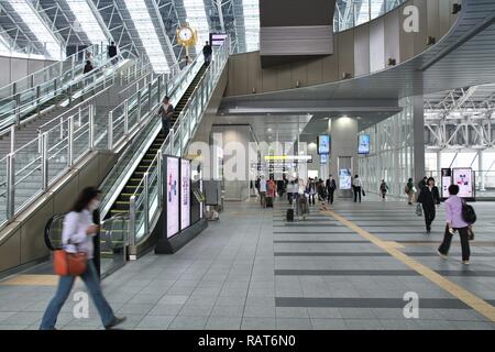 OSAKA, Giappone - 25 Aprile 2012: i passeggeri a piedi alla Stazione di Osaka a Osaka, in Giappone. È la terza stazione più trafficati del mondo che serve media 2,4 millio Foto Stock