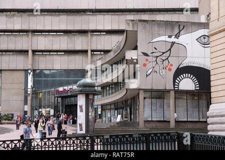 BIRMINGHAM, Regno Unito - 24 Aprile 2013: la gente a piedi nella parte anteriore della Biblioteca centrale di Birmingham. Birmingham è la più popolosa città britannica al di fuori di Londra wi Foto Stock