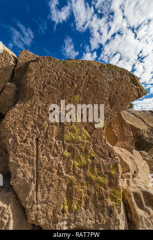 Incisioni rupestri, comprese figure umane scolpite in pietra arenaria da ancestrale popolo dei Pueblo al Tsankawi siti preistorici Bandelier National Monum Foto Stock