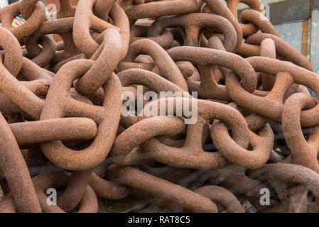 mucchio di catena di ancoraggio arrugginita Foto Stock