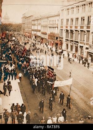 Dimostrazione sulla Nevski Prospect, Petrograd, San Pietroburgo Russia. Reinventato da Gibon. Arte Classica con un reinventato Foto Stock