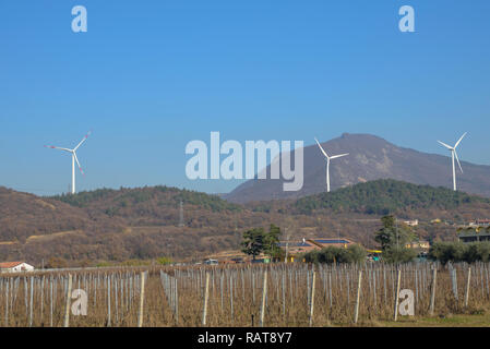 Le turbine eoliche sulla montagna. La produzione di energia pulita e rinnovabile. Il Trentino, Italia Foto Stock