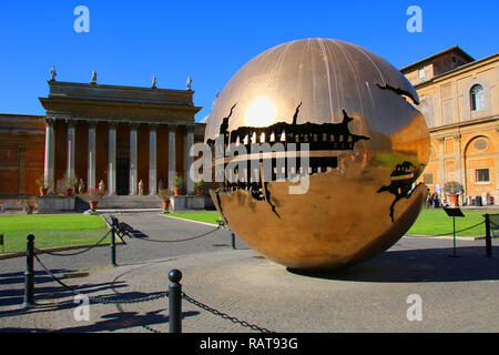 La sfera entro una sfera, una scultura in bronzo di scultore Arnaldo Pomodoro nel cortile del Museo del Vaticano,Vaticano, Italia Foto Stock