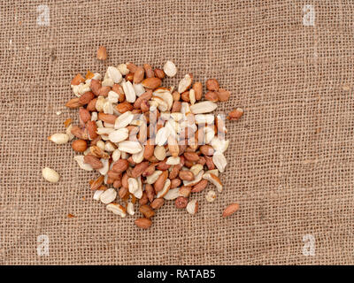 Wild Bird food - arachidi non salato, su hessian. Aiuto alimentare giardino degli uccelli selvatici in inverno. Vista aerea. Foto Stock