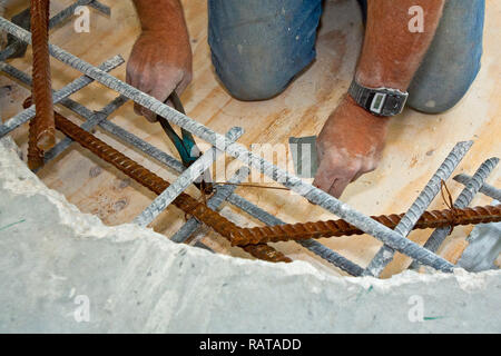 Operaio edile Rebar legatura aste fra loro Foto Stock