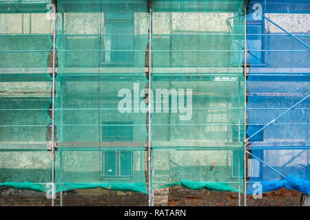 Reti di protezione sul ponteggio Foto Stock