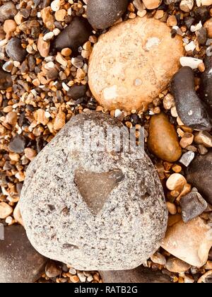 Un amore forma di cuore su un ciottolo Foto Stock