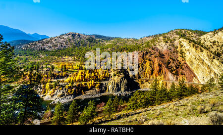 I colori dell'autunno e rocce colorate lungo il Thompson River a Canyon Bianco vicino Skihist Parco Provinciale lungo il Fraser canyon percorso in BC, Canada Foto Stock