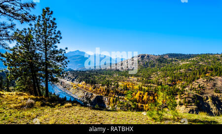 I colori dell'autunno e rocce colorate lungo il Thompson River a Canyon Bianco vicino Skihist Parco Provinciale lungo il Fraser canyon percorso in BC, Canada Foto Stock