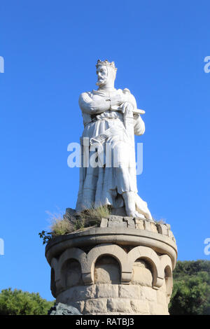 Il calcestruzzo statua bianca di Alfonso I Battler, re del regno di Aragona, vestito come un cavaliere, nel Parque grande parco della città di Saragozza in Spagna Foto Stock