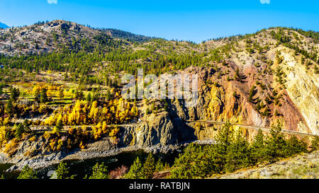 I colori dell'autunno e rocce colorate lungo il Thompson River a Canyon Bianco vicino Skihist Parco Provinciale lungo il Fraser canyon percorso in BC, Canada Foto Stock