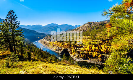 I colori dell'autunno e rocce colorate lungo il Thompson River a Canyon Bianco vicino Skihist Parco Provinciale lungo il Fraser canyon percorso in BC, Canada Foto Stock