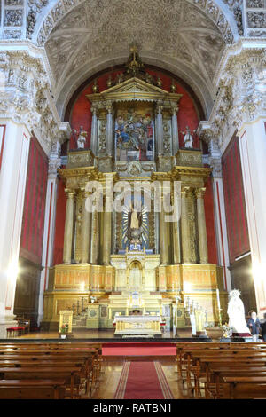 L'altare maggiore della cahtolic barocca di Saint James (Santiago) o San Ildefonso (San Ildefonso) Chiesa di Saragozza, regione di Aragona, Spagna Foto Stock