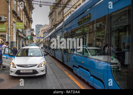 Zagabria, Croazia, Novembre 2018 - Vista del Ilica strada del centro piene di pedoni e veicoli e negozi Foto Stock