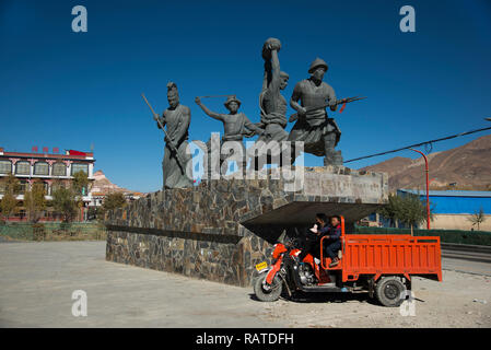 Statua celebrando la resistenza tibetana al British Invasion del Tibet nel 1904 dall'Younghusband expedition. Foto Stock