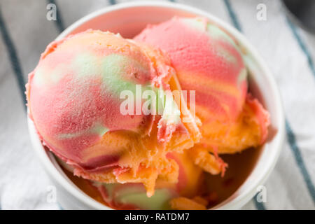 In casa Rainbow Ice Cream sorbetto in una ciotola Foto Stock