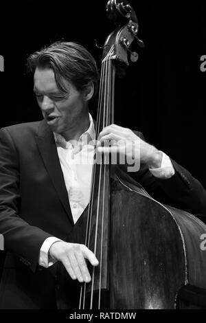 Morton Ankarfeldt assolo al contrabbasso con Mads Mathias Quartet, Scarborough Jazz Festival 2017 Foto Stock