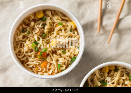 Istante di spaghetti ramen in una tazza con carne di manzo di aromatizzanti Foto Stock