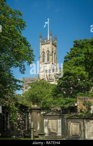 Il cimitero e il campanile della chiesa di San Giovanni Evangelista nel centro di Edimburgo, Scozia, Regno Unito, Europa. Foto Stock