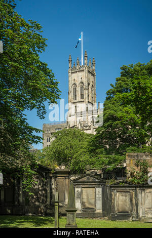 Il cimitero e il campanile della chiesa di San Giovanni Evangelista nel centro di Edimburgo, Scozia, Regno Unito, Europa. Foto Stock